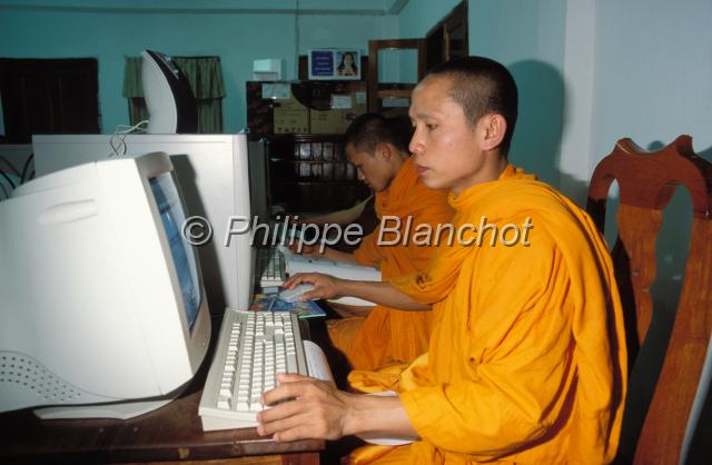 laos 10.JPG - Moines dans un Internet caféLuang Prabang, Laos
